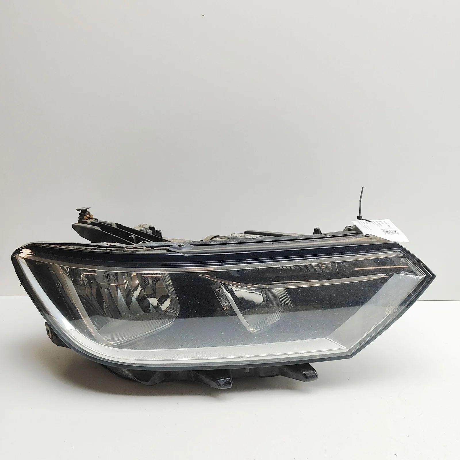 Volkswagen Passat (B8) Front Right Headlight Front Right Headlight — VW PASSAT / ALLTRACK (3...