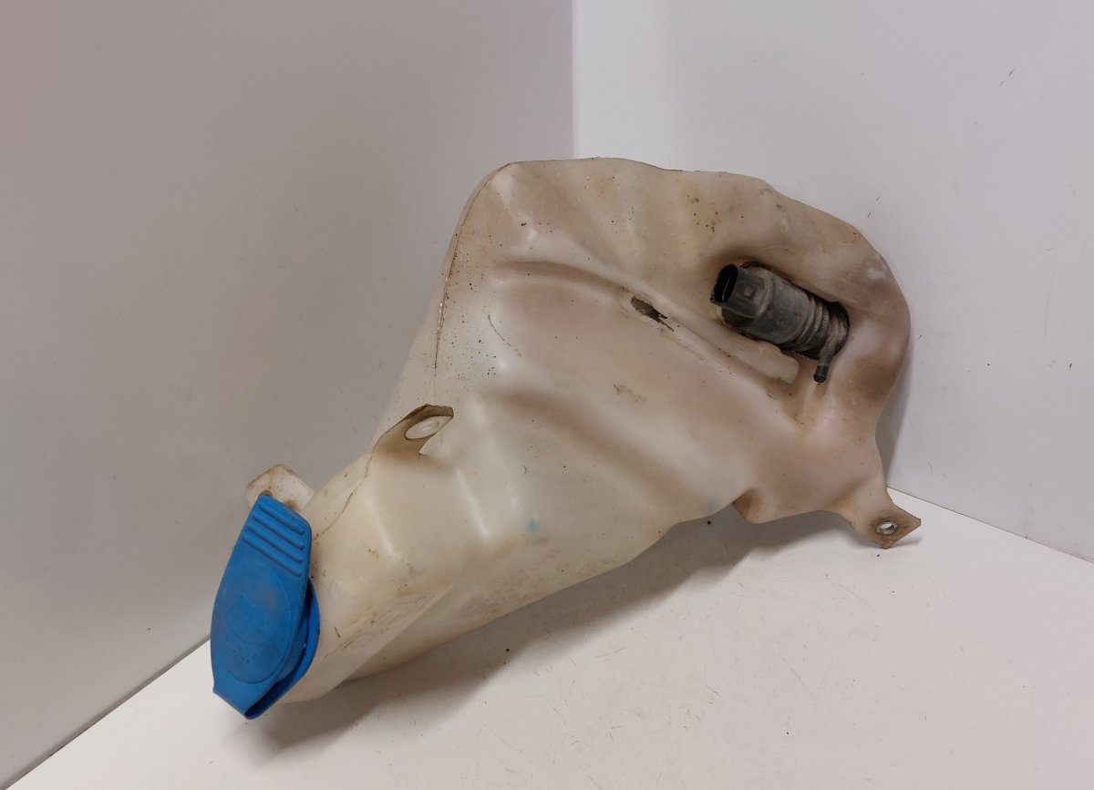 Volkswagen Passat Windscreen washer reservoir Windscreen washer reservoir — VW PASSAT B5 (3B2...