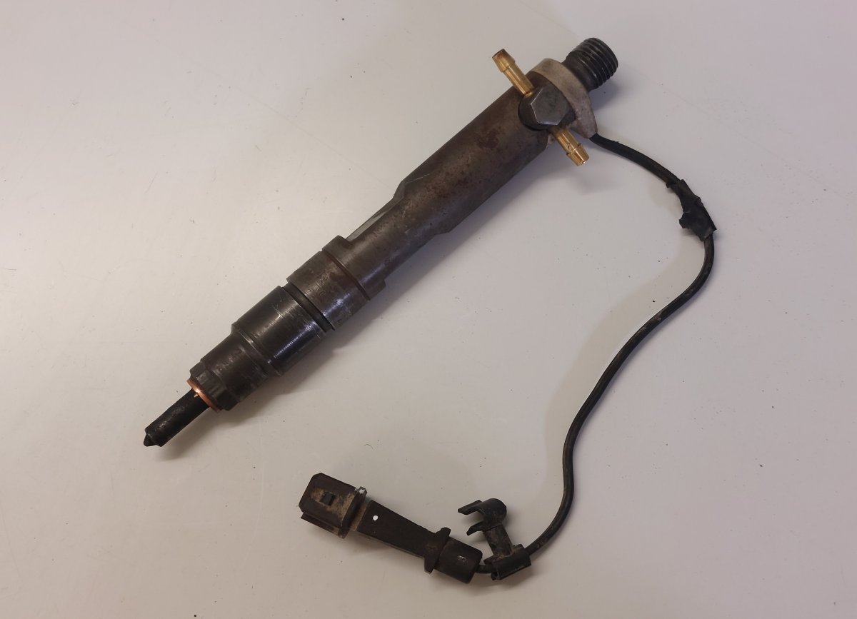 Volkswagen Passat Fuel Injector Fuel injector — VW PASSAT B5 (3B2) (1996-2000) ...