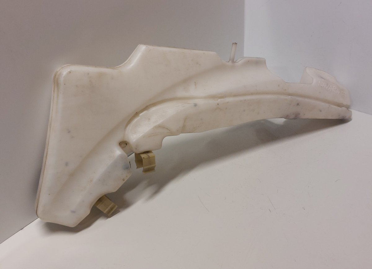 Nissan Navara (D40) Windscreen washer reservoir