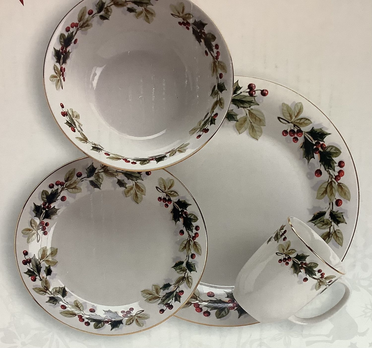 Target Home Holly Berry 16-PC Dinnerware Set - RS4118