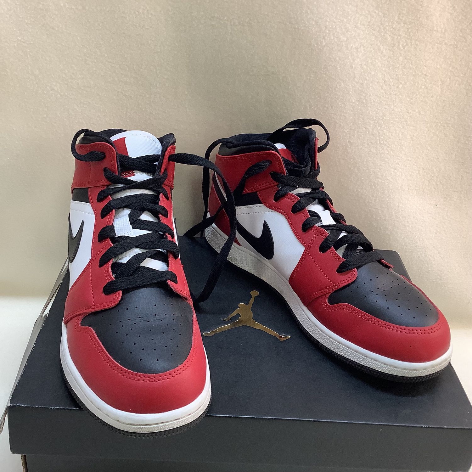 Air Jordan 1 Mid &quot;Chicago Black Toe&quot; Sneakers, 554725 069 (Youth Size 7) - CL2011