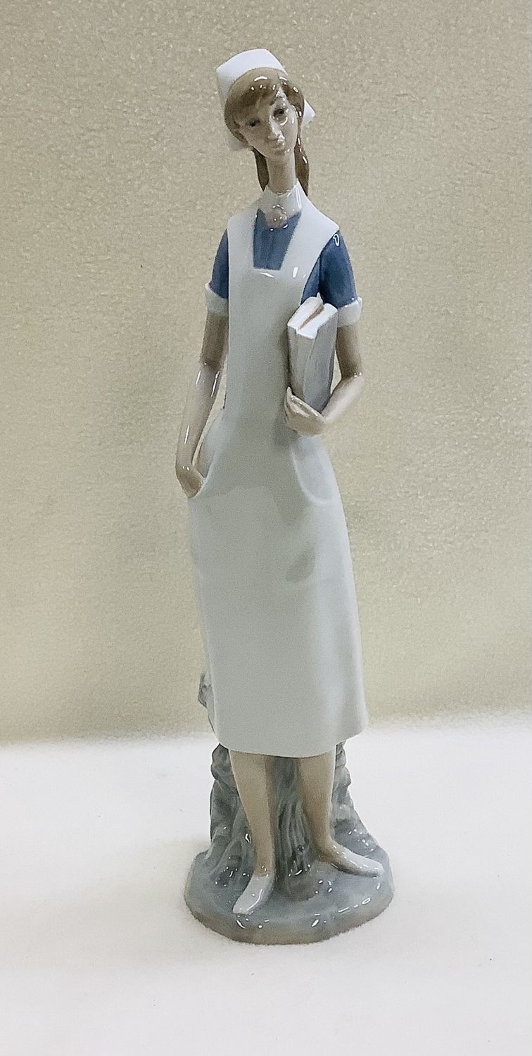 Lladró Nurse Porcelain Figurine, #4603 - RS5226