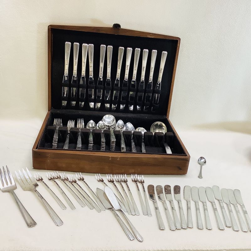 Rogers Silverplate Flatware for 12 + Serving Pieces in Walnut Box - RS5539