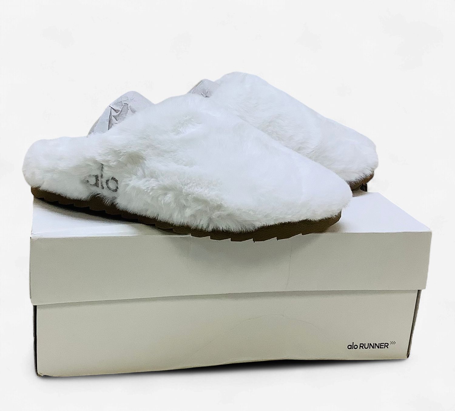 alo Yoga Sherpa Recovery Slippers, Ivory (Unisex - Women's Size 6.5/Men's Size 5) - CL2103