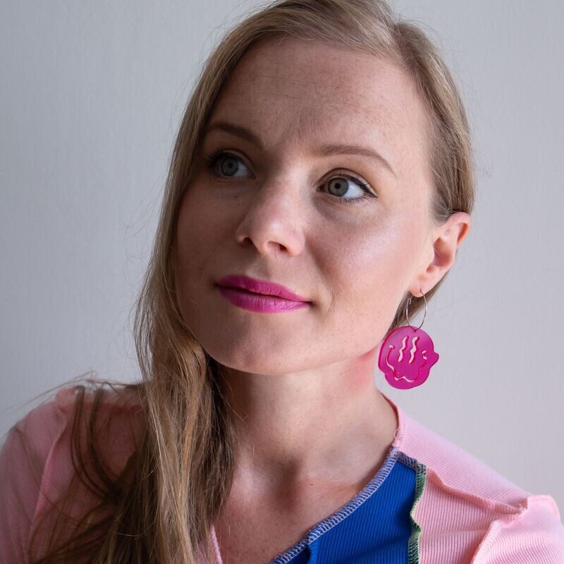 Drippy 90s Smiley Face Earrings (Transparent Fuchsia)