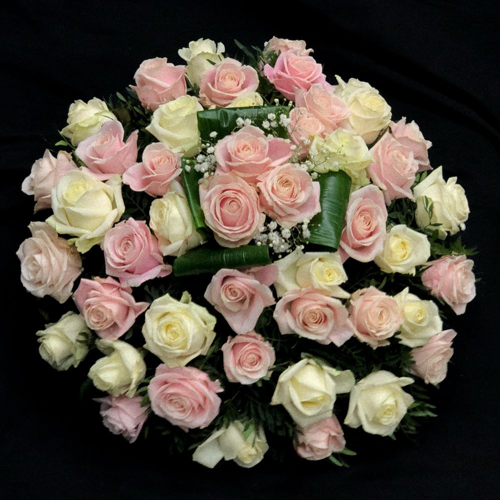 Coussin de roses rose et blanc pour obsèques, hommage floral discret