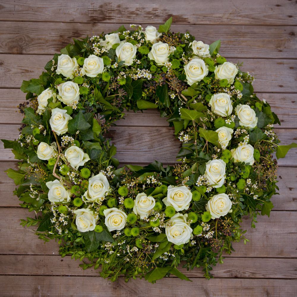 Couronne de roses blanches et feuillages pour un deuil