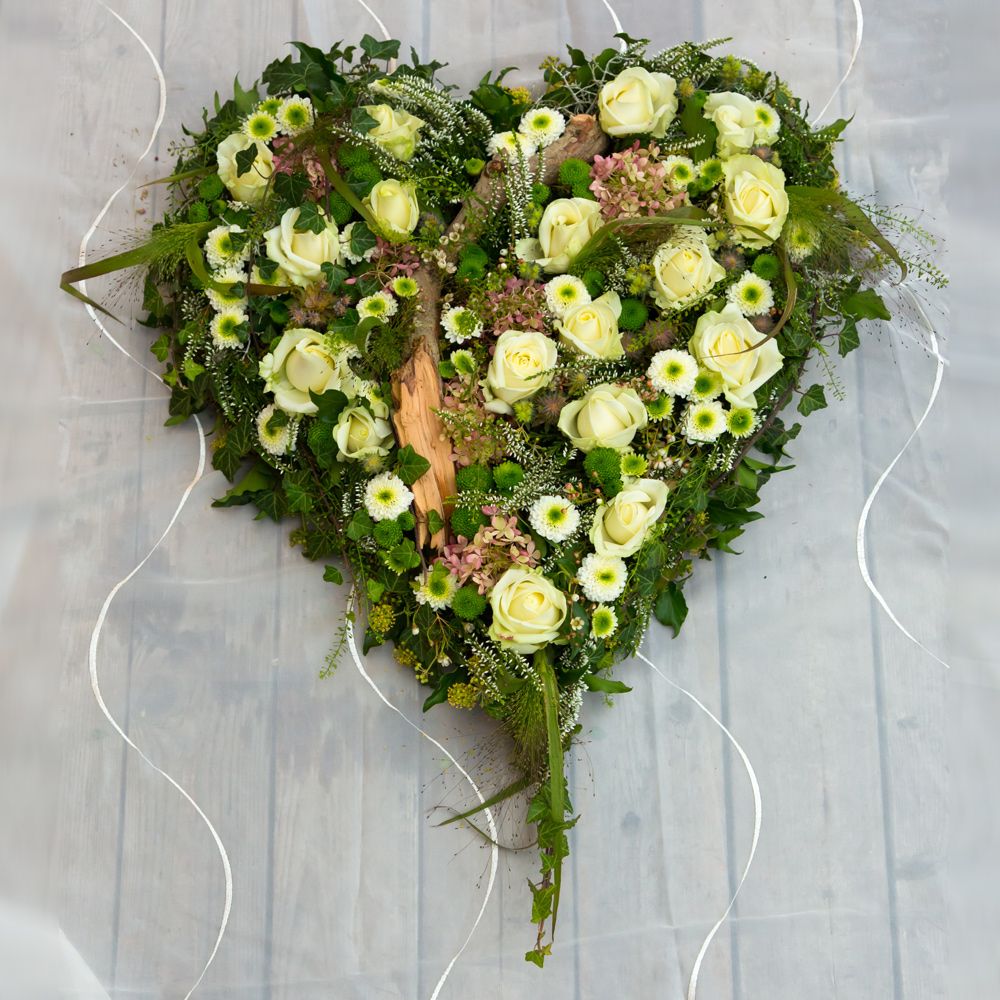 Arrangement funéraire en forme de cœur, couleurs crème et vert