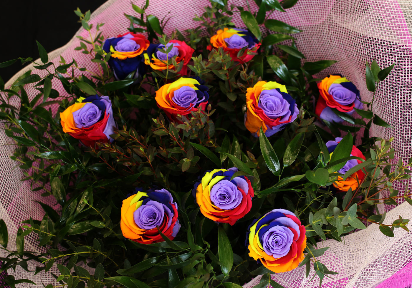 Vue du dessus du bouquet de roses rainbow