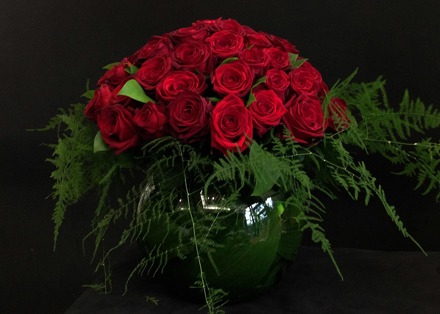 Zoom sur le bouquet de roses rouges