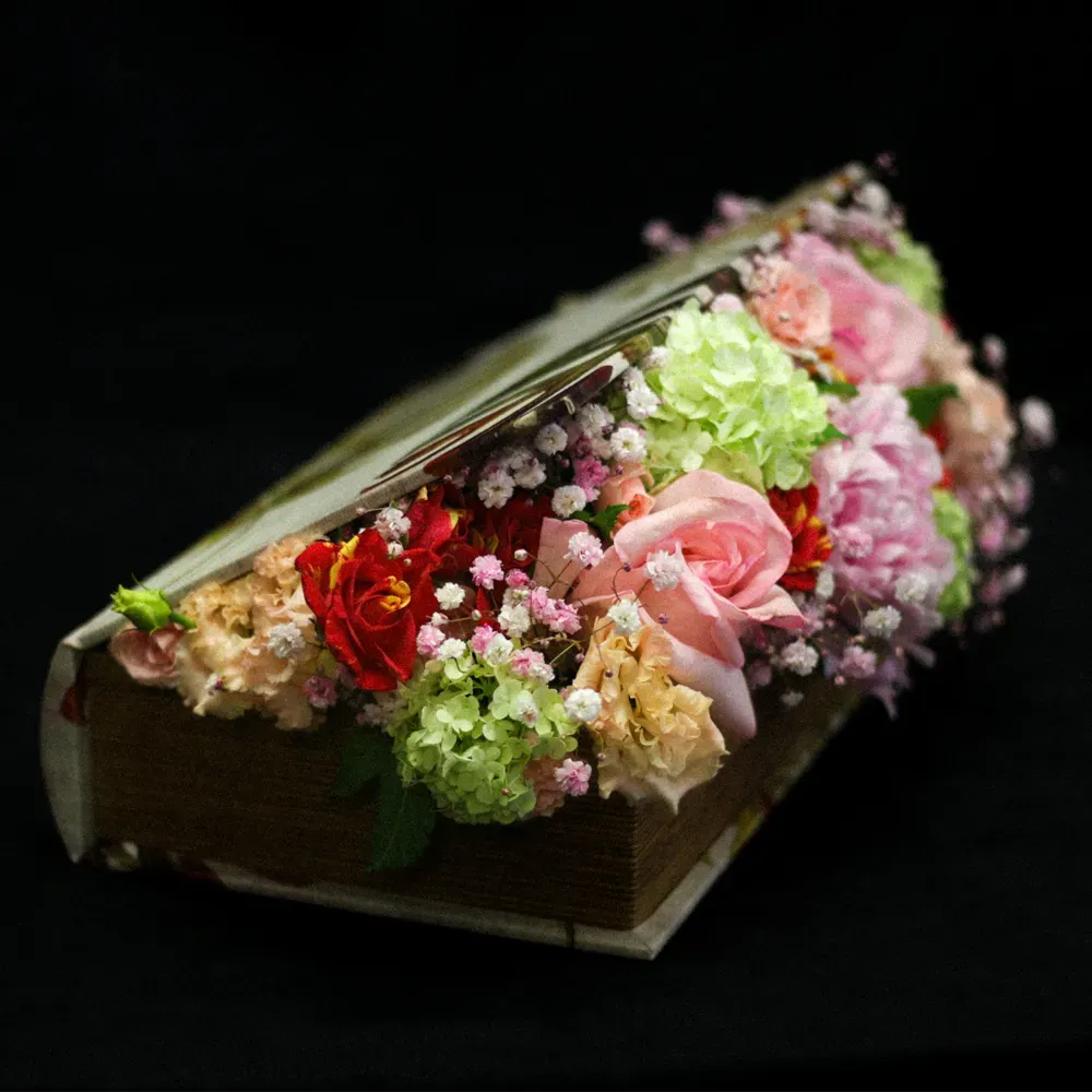 Composition florale romantique dans un livre ouvert