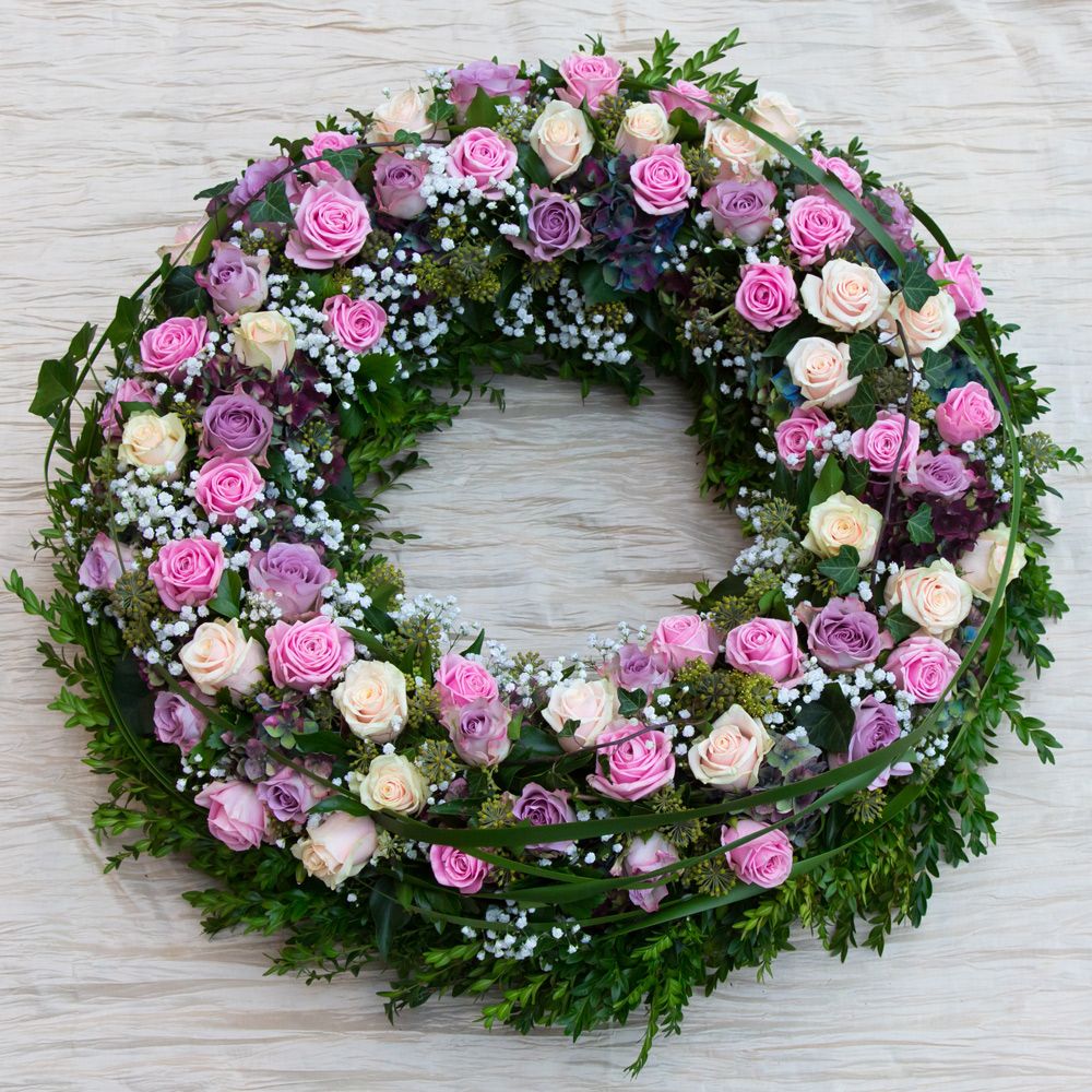 Couronne de fleurs rose et blanc sur une table