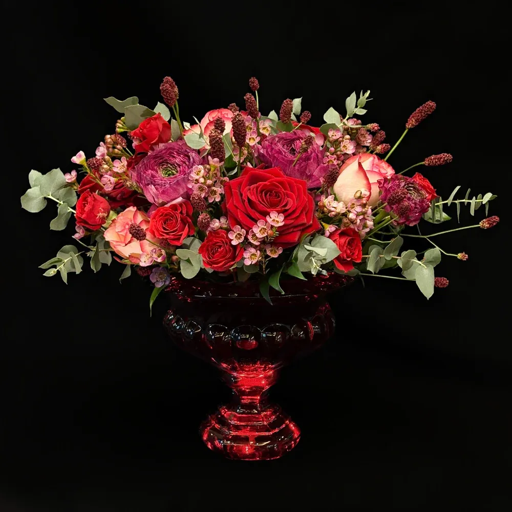Centre de table romantique rouge et framboise en vase rubis, roses veloutées et eucalyptus – Fleurs de Prestige Paris