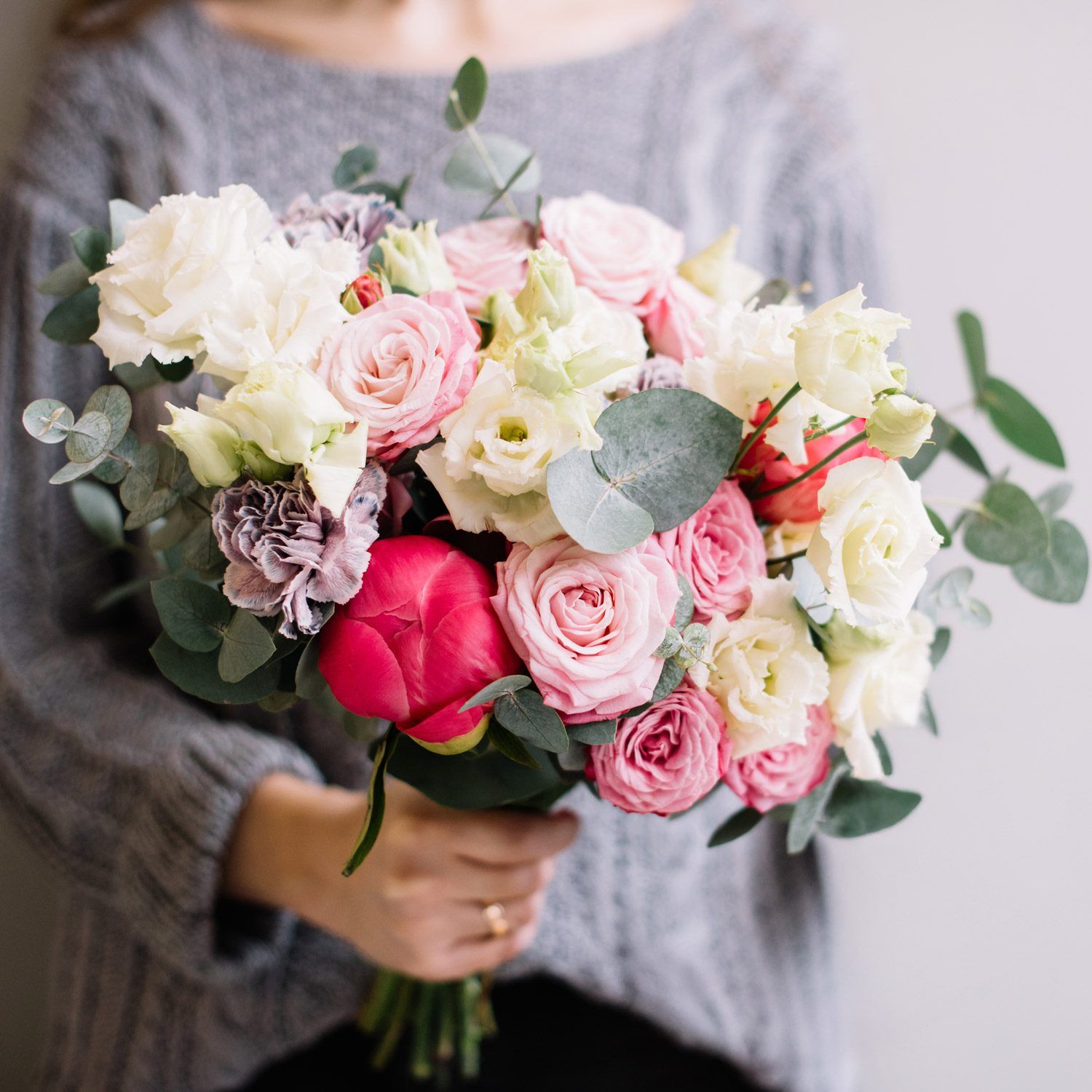 Bouquet Poudré de roses roses, lisianthus blancs, pivoine fuchsia et eucalyptus, création florale Fleurs de Prestige à Paris