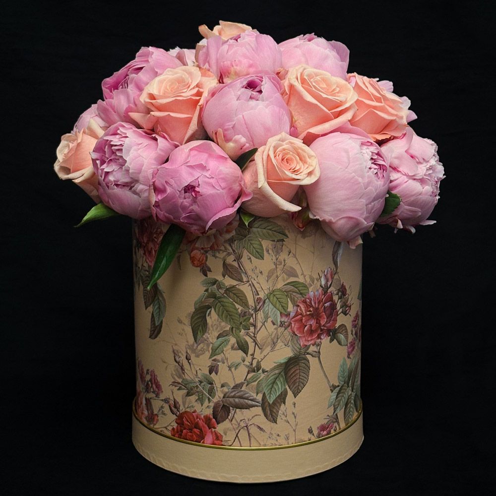 Composition florale Douce Maman pour la Fête des Mères, composée de pivoines roses et de roses pastel dans une boîte fleurie