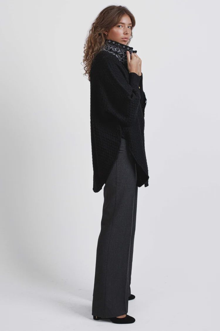 Birgit Poncho, Attribute: Black