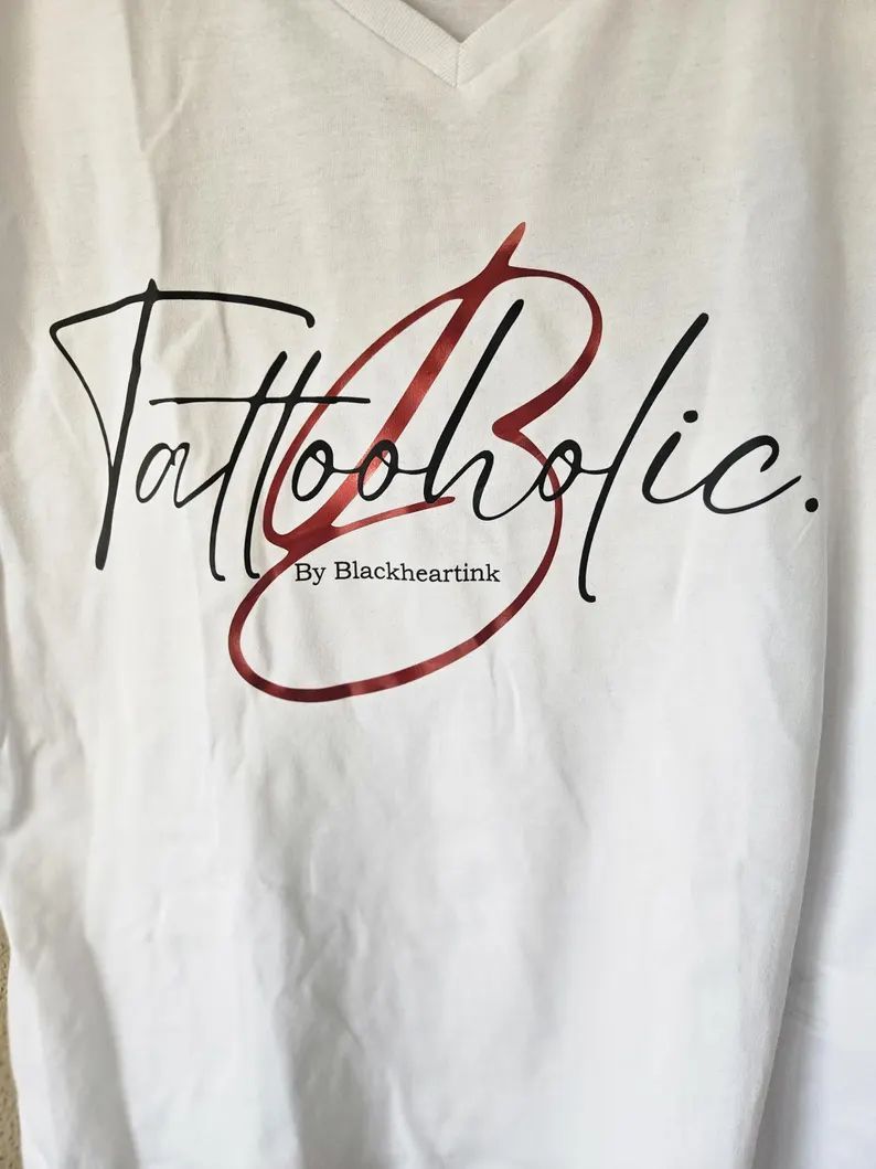 T-Shirt mit Tattooholic Aufdruck mit Metallic Effekt