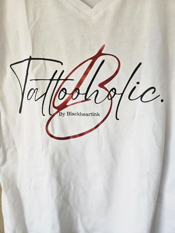 T-Shirt mit Tattooholic Aufdruck mit Metallic Effekt