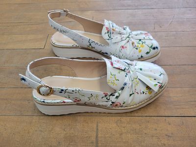 Django &amp; Juliette Olissas Sling Floral White Sandal