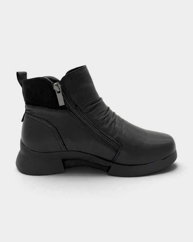 ROAMERS- Hayden-Black