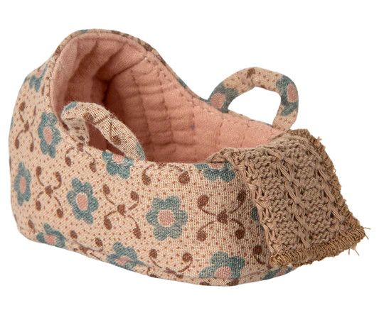 Baby mouse in carry cot-rose
