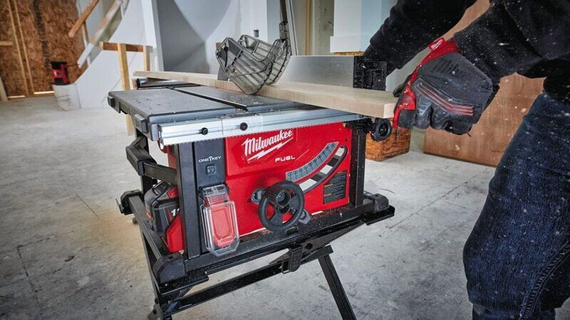 Scie sur table Milwaukee M18 FUEL FTS210