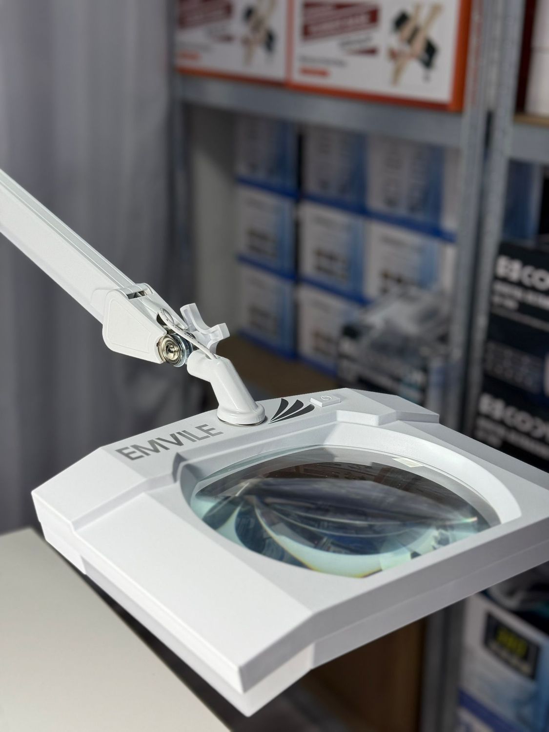 LAMPARA DE LUPA CON LUZ