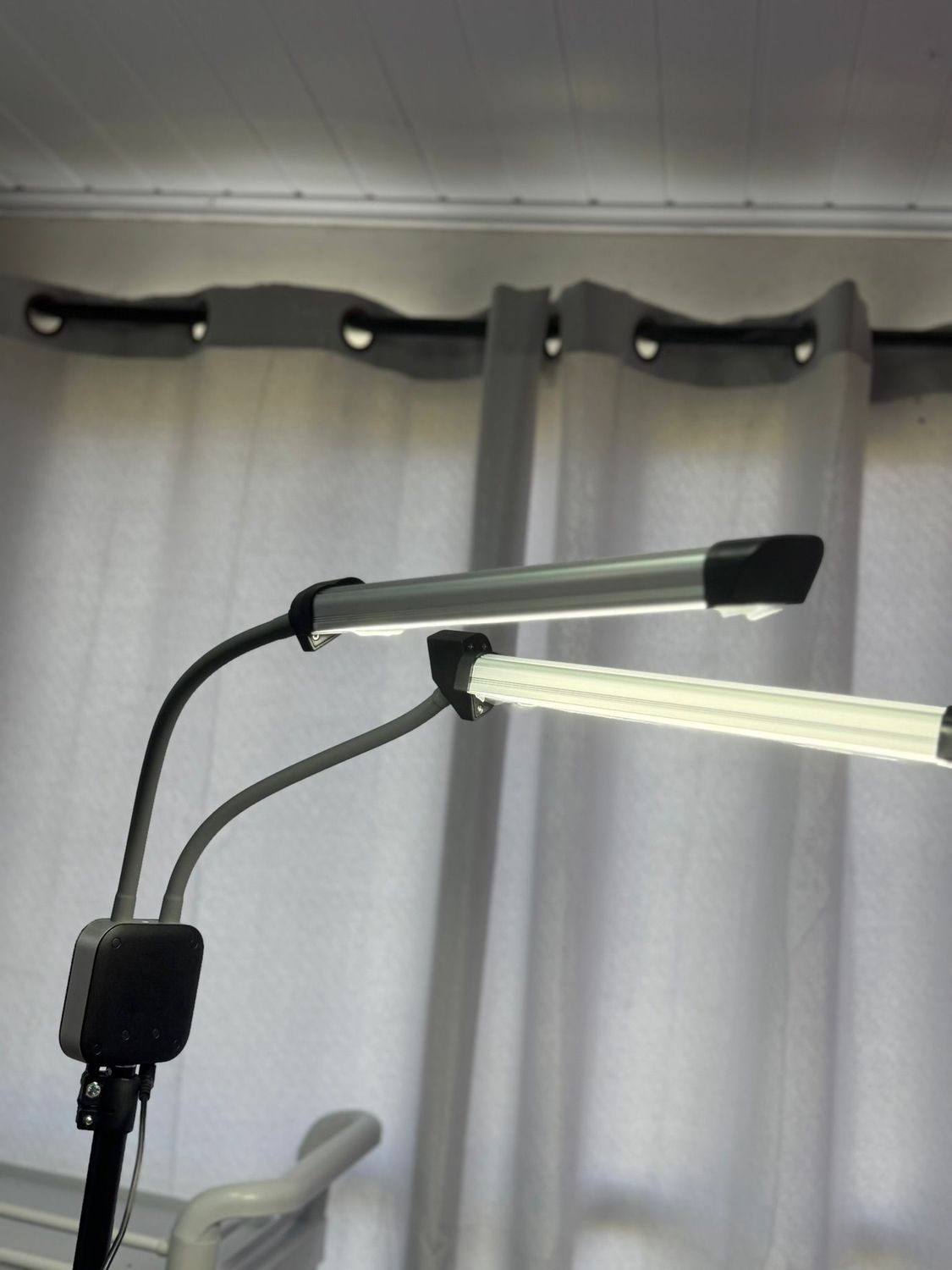 LUZ TRÍPODE DOBLE ARTICULADA - EMVILE