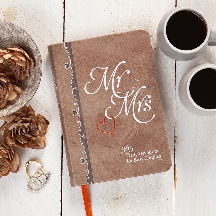 Mr &amp; Mrs - 365 Daily Devotions for Busy Couples