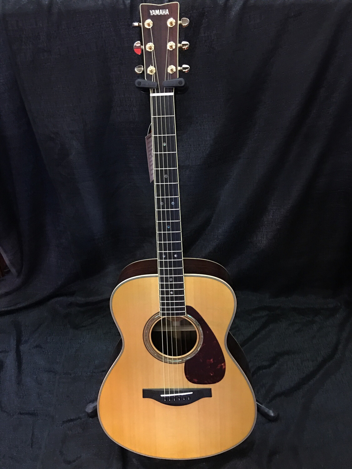 Yamaha Folk Guitar