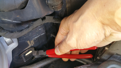 The specially designed curved head allows the user to apply leverage to remove clips with ease.