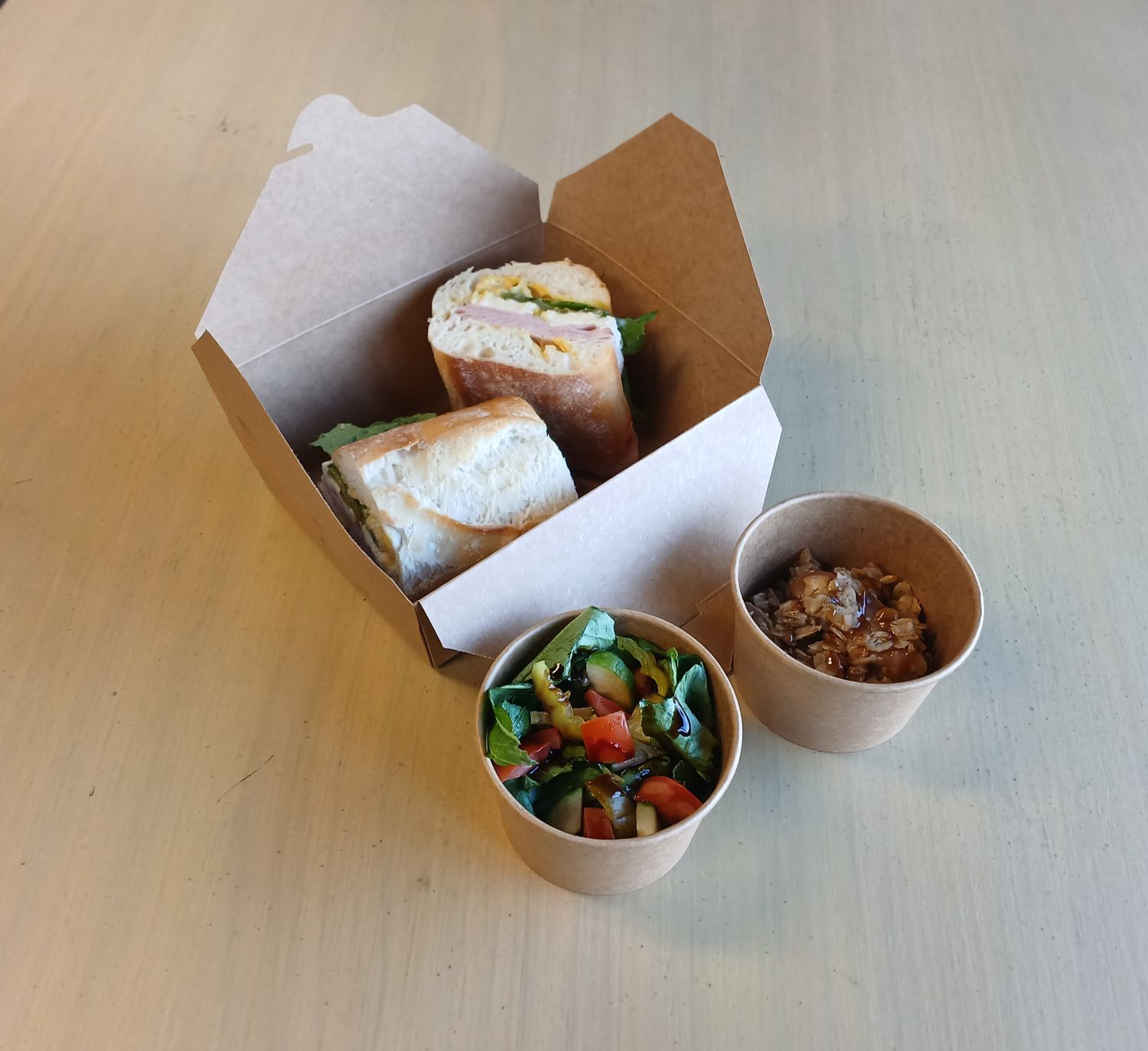 Combo sandwich, salade et dessert