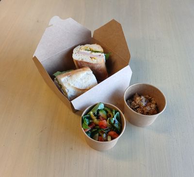 Combo sandwich, salade et dessert