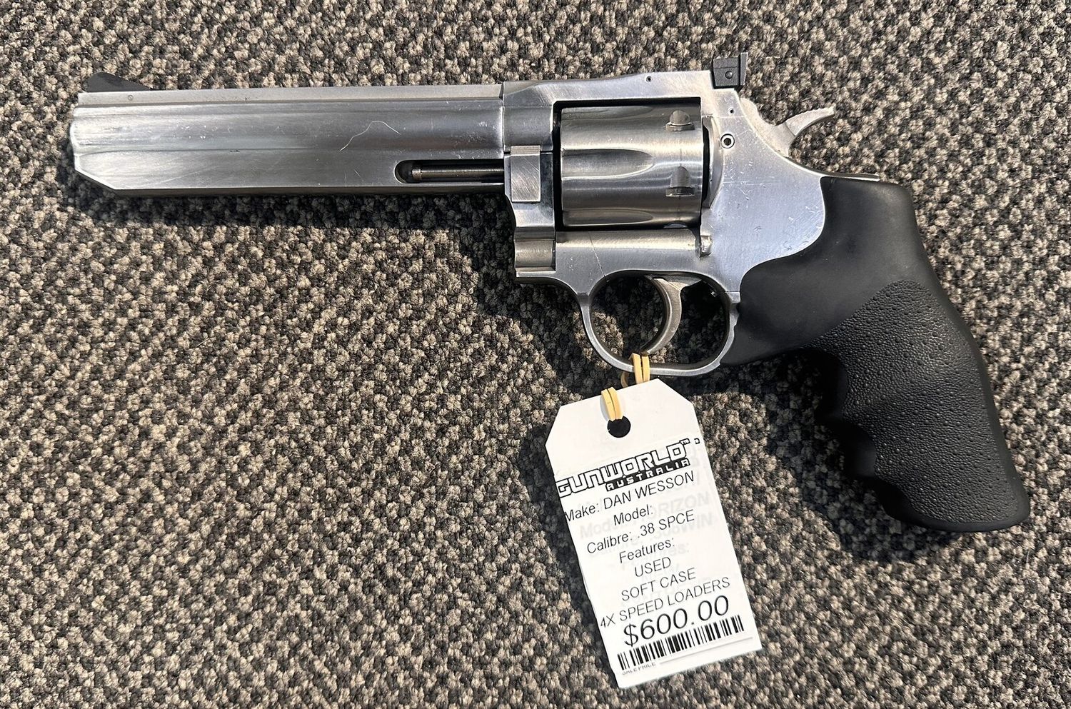 Consignment Dan Wesson .38SPL With x4 Speed Loaders And Soft Case / SN: 385000816