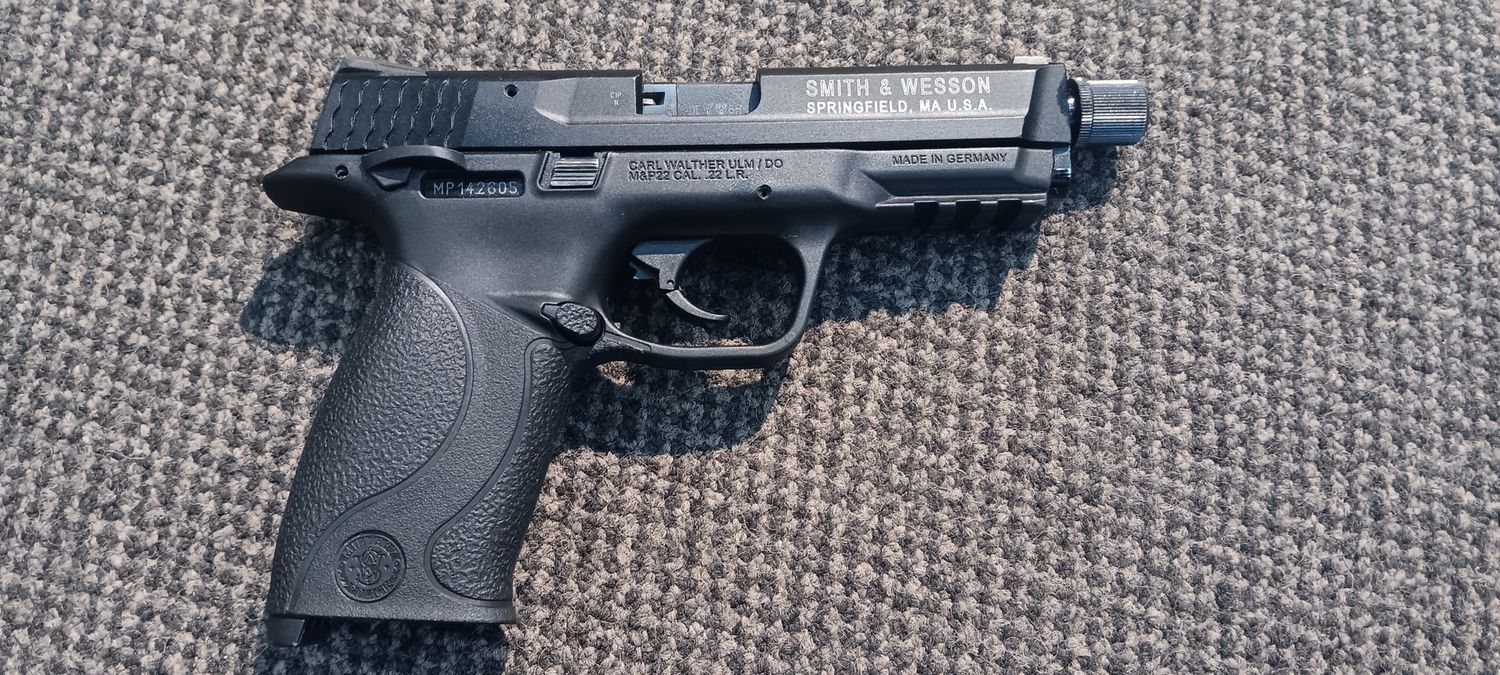 CONSIGNMENT SMITH&amp; WESSON M&amp;P22 22LR CASED WITH 6 MAGS &amp; HOLSTER USED SN: MP142605