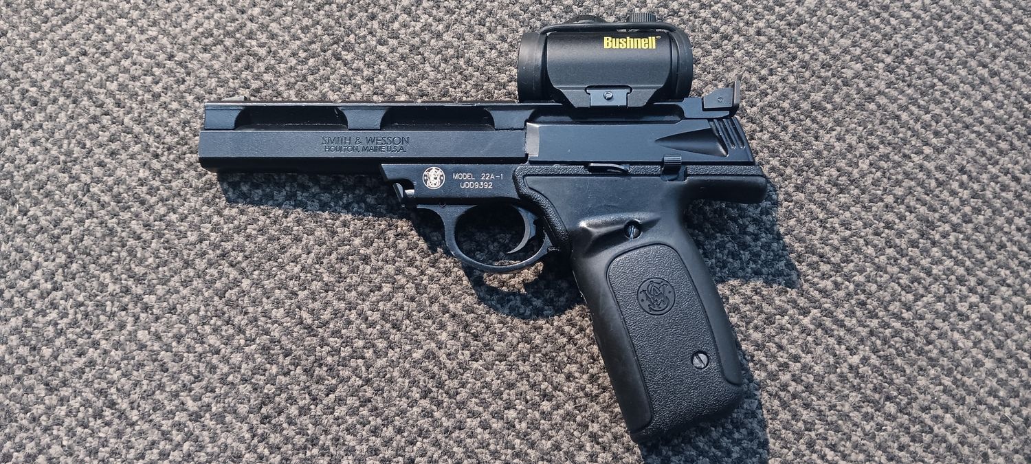 CONSIGNMENT SMITH &amp; WESSON 22A-1 w/ RED DOT &amp; 8 MAGS USED SN: UDD9392