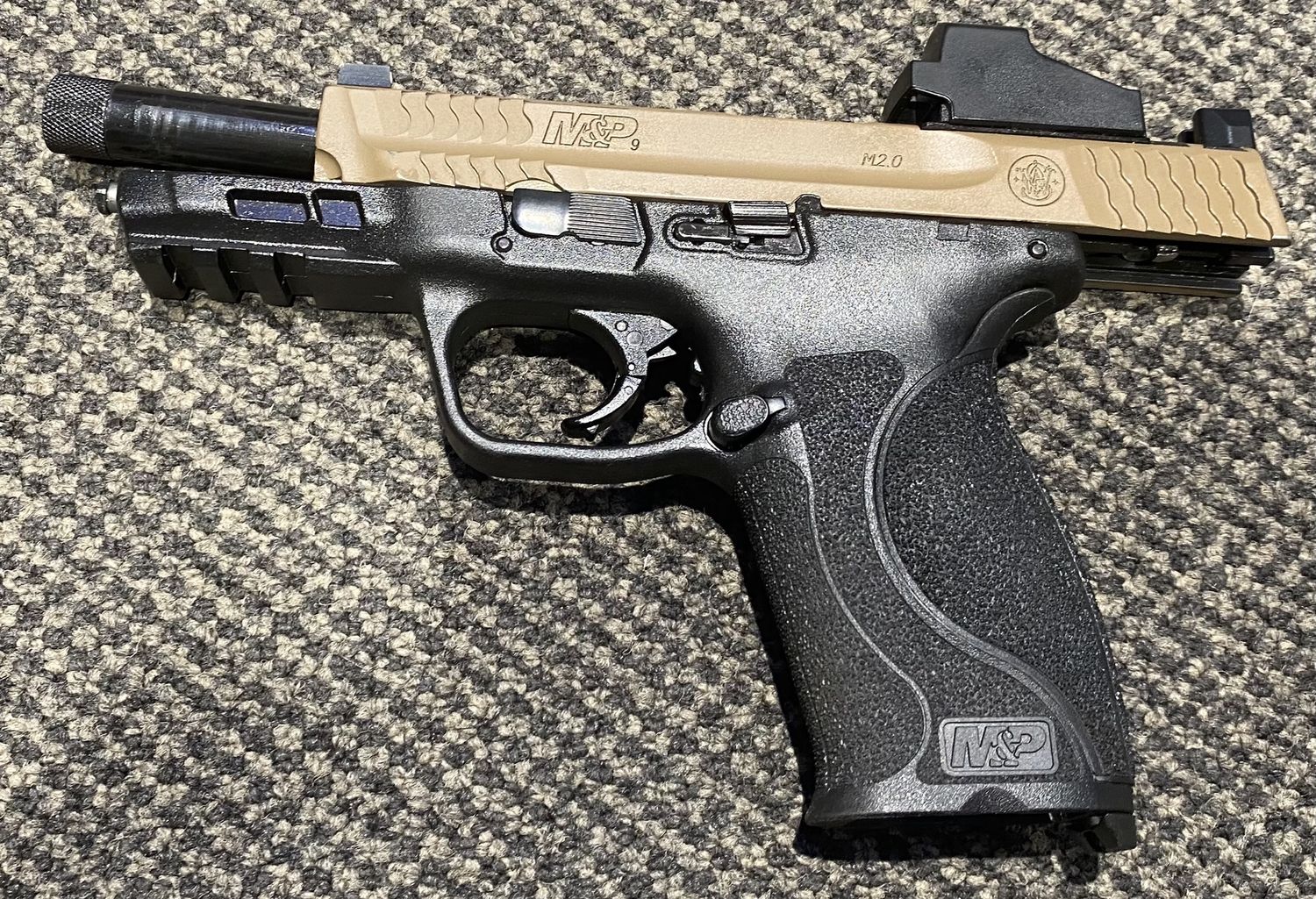 CONSIGNMENT USED SMITH &amp; WESSON M&amp;P9 9MM 10RND 123MM W/ RED DOT &amp; 3 EXTRA GRIP SN: NKX7928