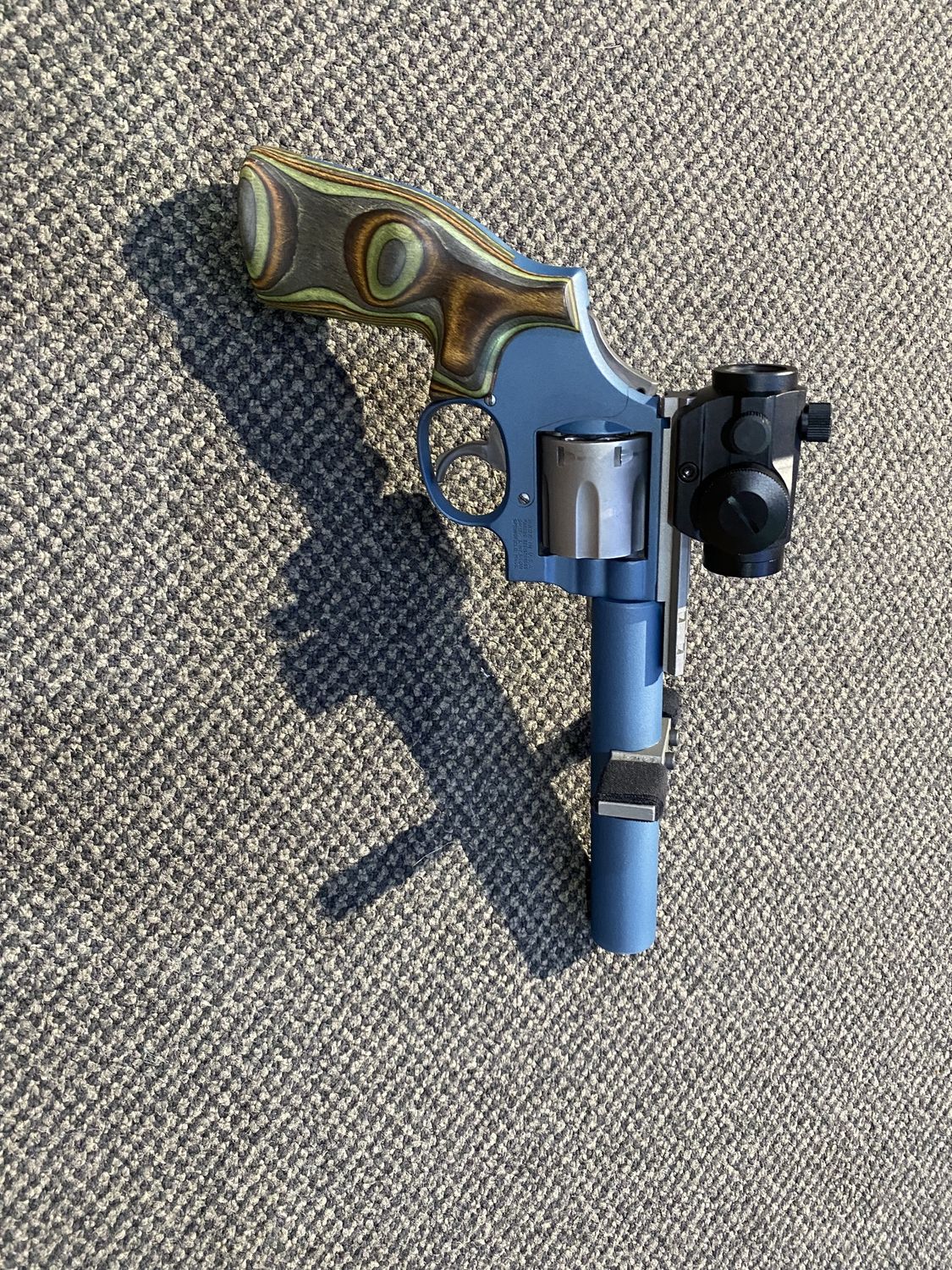 CONSIGNMENT USED SMITH &amp; WESSON 586 .357MAG 6RND B/R 150MM BLUED REVOLVER W/ RED DOT &amp; GREEN WOOD GRIP SN: AHP6140M