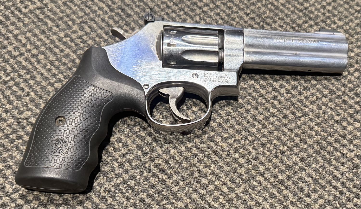 USED SMITH &amp; WESSON 617 .22LR REVOLVER 10RND 105MM CASED SN: DDS2942
