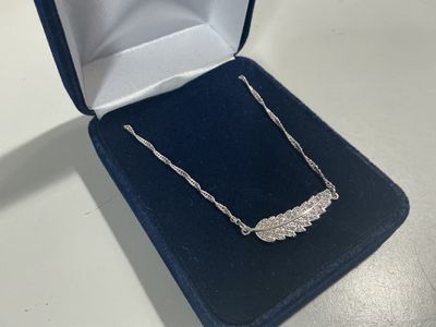 MONTANA FEATHER NECKLACE.