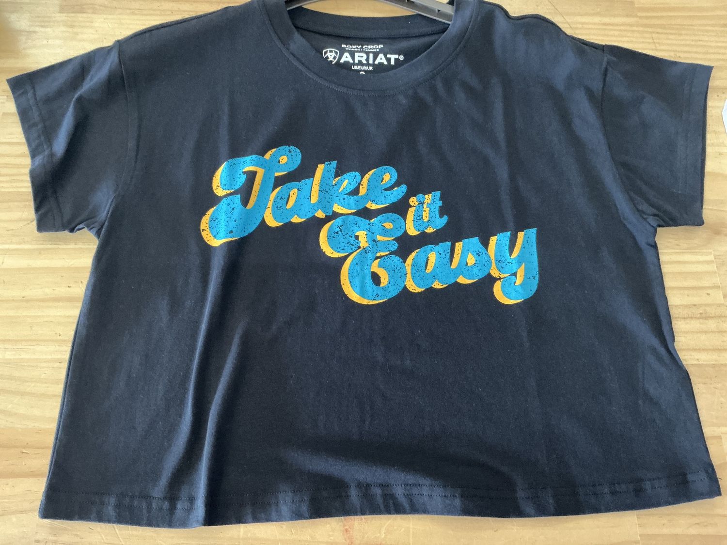 WOMENS TAKE IT EASY CROP TEE BLACK.