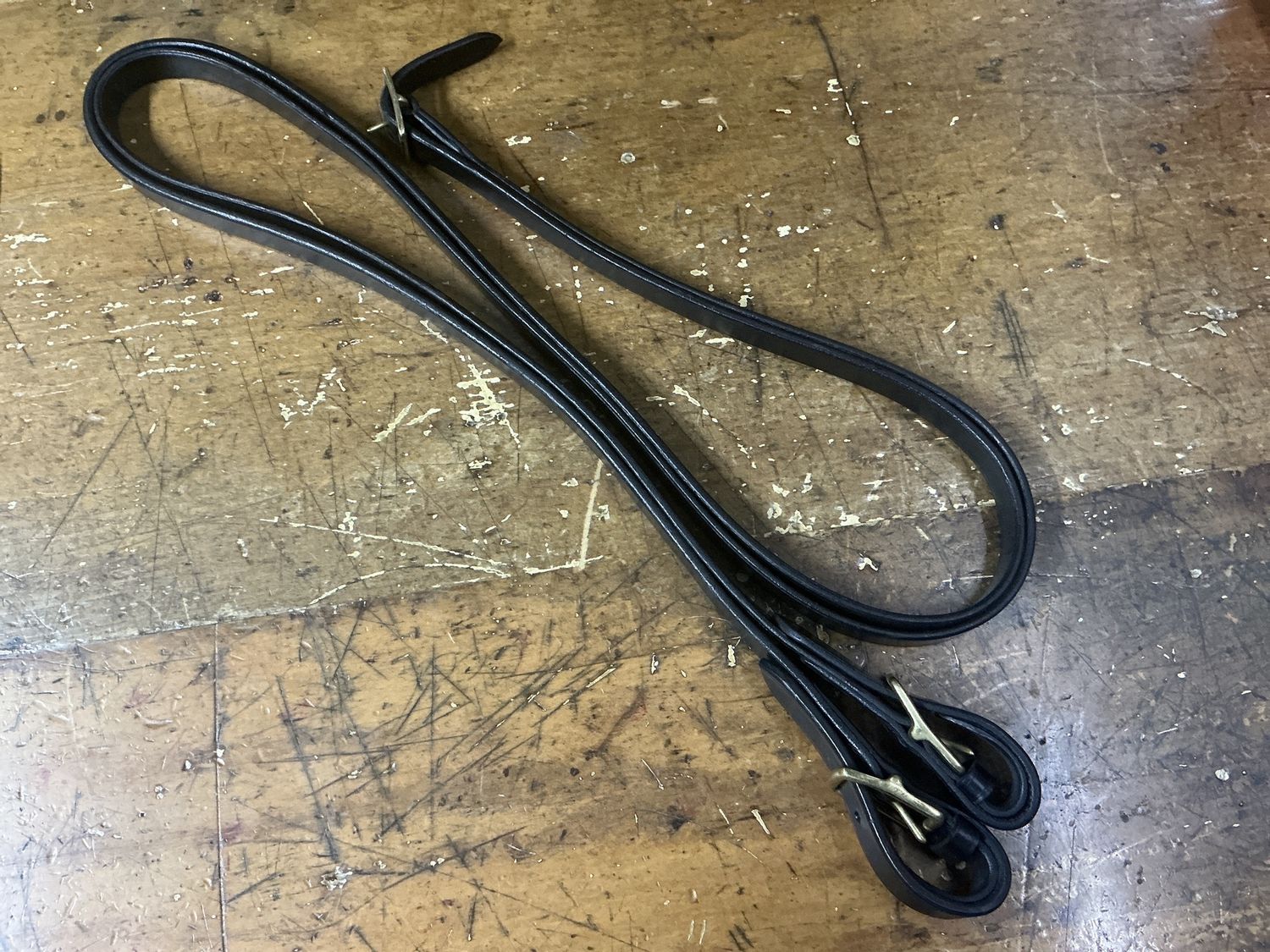 BLACK LEATHER STOCK REINS WITH BUCKLE.