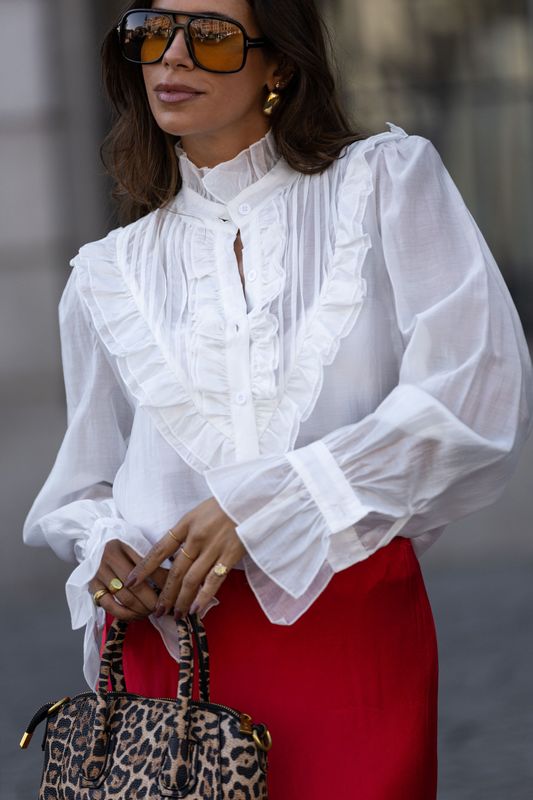 camisa folhos modelo intemporal chic