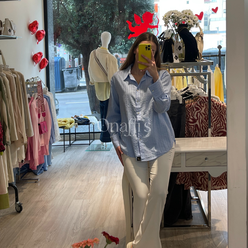Camisa azul de riscas