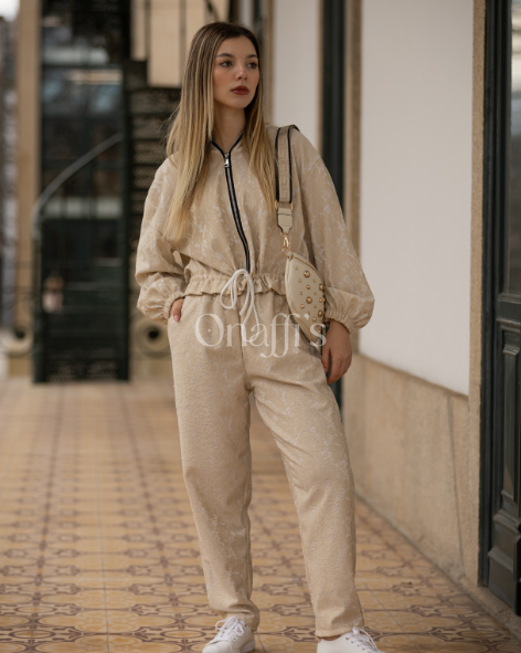 Calça de relevos