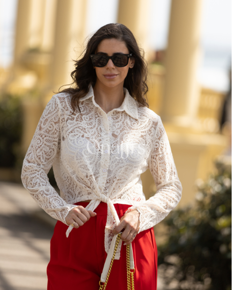 Blusa de renda apontamento na cinta