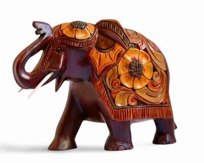 Håndlavet træelefant med traditionelle udskæringer og symbolsk Trump stilling