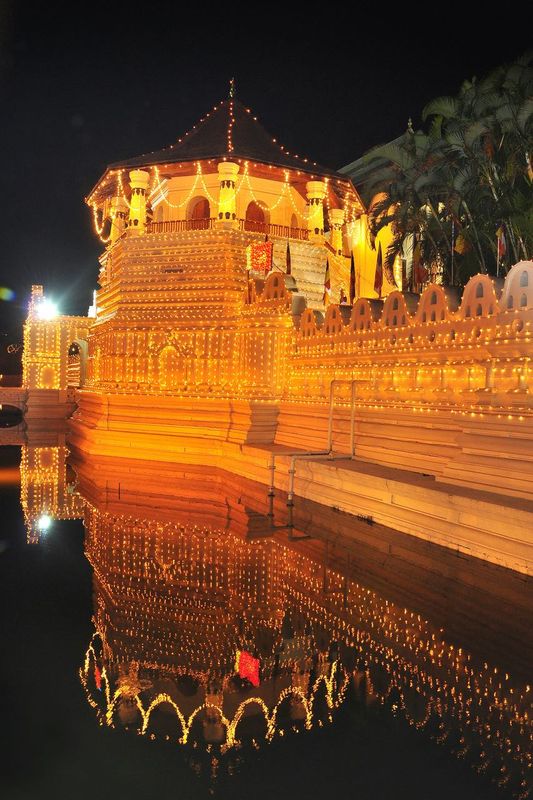 Buddhist Temple in Kandy - Lord Buddha Tooth Relic Shrine File
