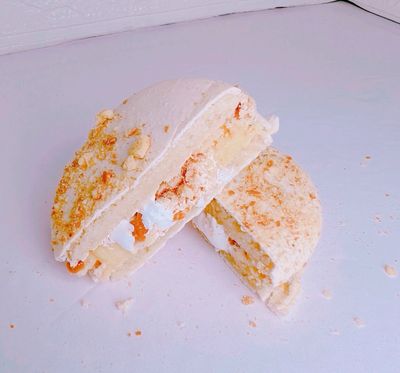 Jumbo Banana Pudding Macaron
